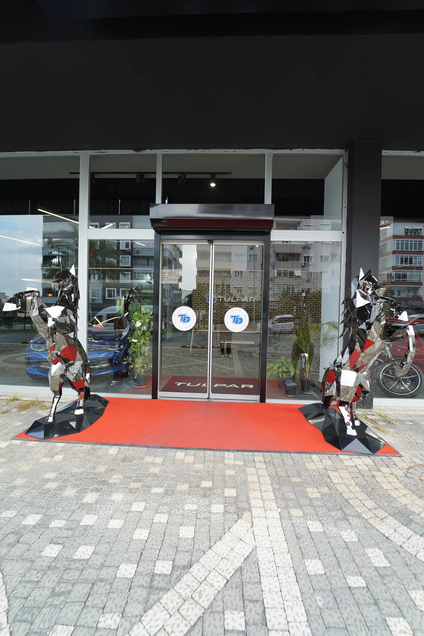 Tulpar Detailing giriş kapısı ve kırmızı halı
