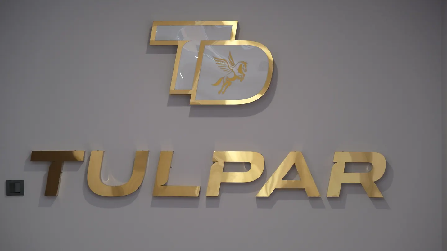 Duvardaki altın kaplama TULPAR Detailing logosu