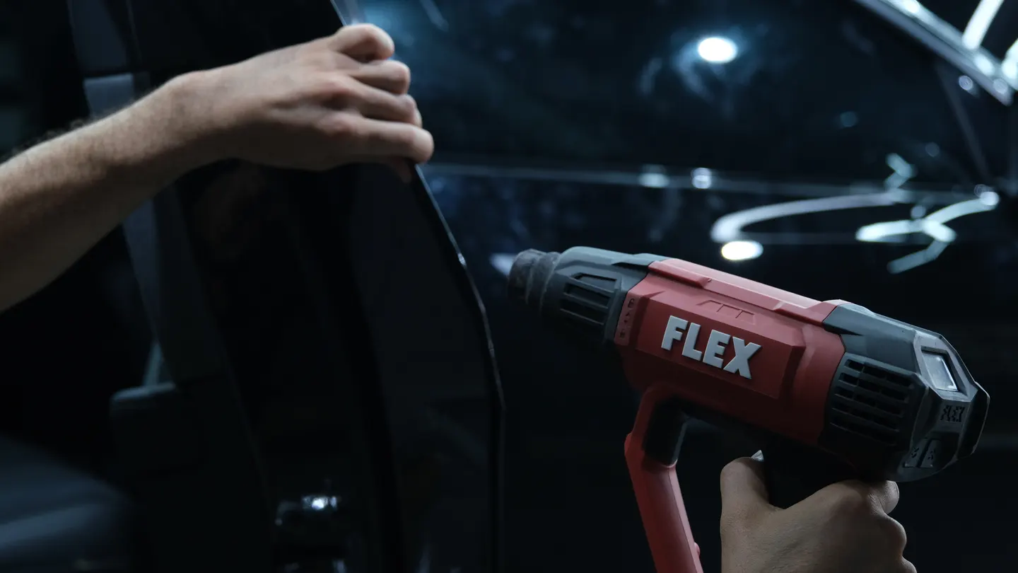FLEX ısı tabancası ile PPF filmi araç yüzeyine oturtuluyor