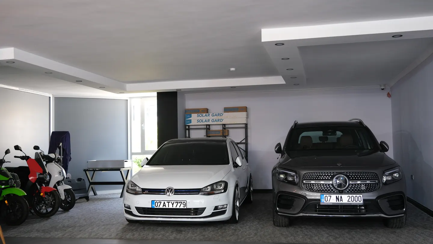 Tulpar Detailing servis alanı ve Solar Gard ürün panosu