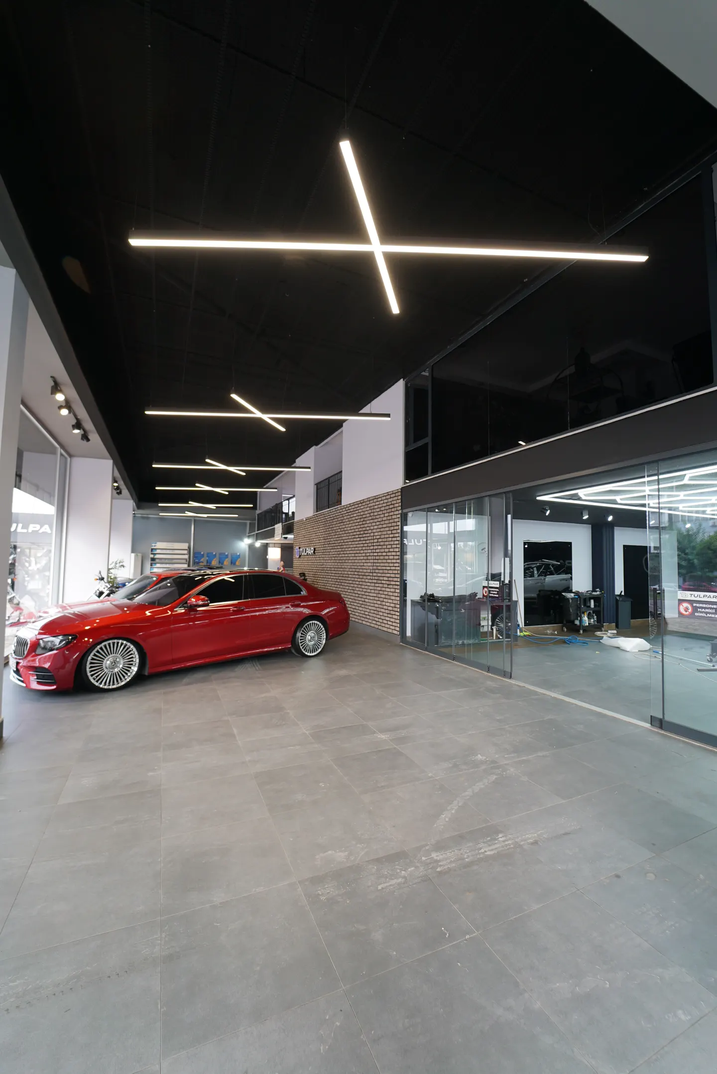 Kırmızı Mercedes servis girişinde bekliyor